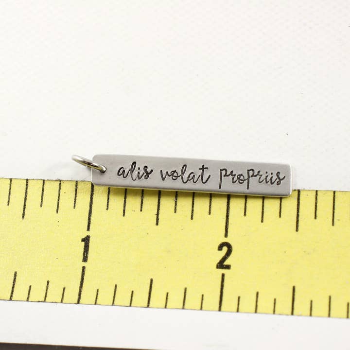 Completely Hammered – wholesale Hänge-/berlockhalsband – ”Alis volat propriis” (hon flyger med sina egna vingar) Halsband/Charm - Sterling Silver
