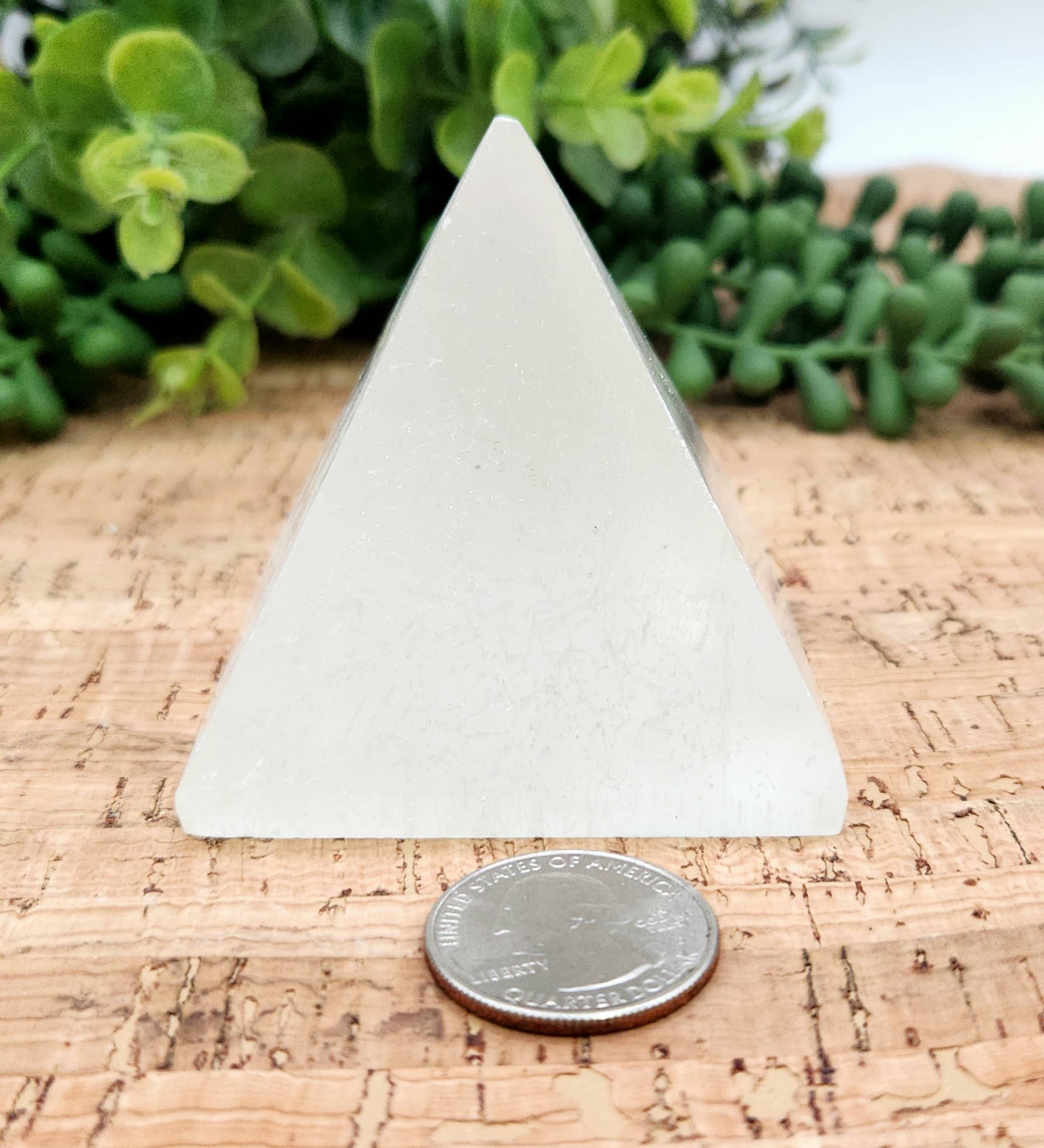 Meraki Gemstones - Vendita all'ingrosso Pietra/cristallo spirituale - Piramide di Selenite per Ricarica/Purificazione - Dimensioni Approssimative 5-6cm5