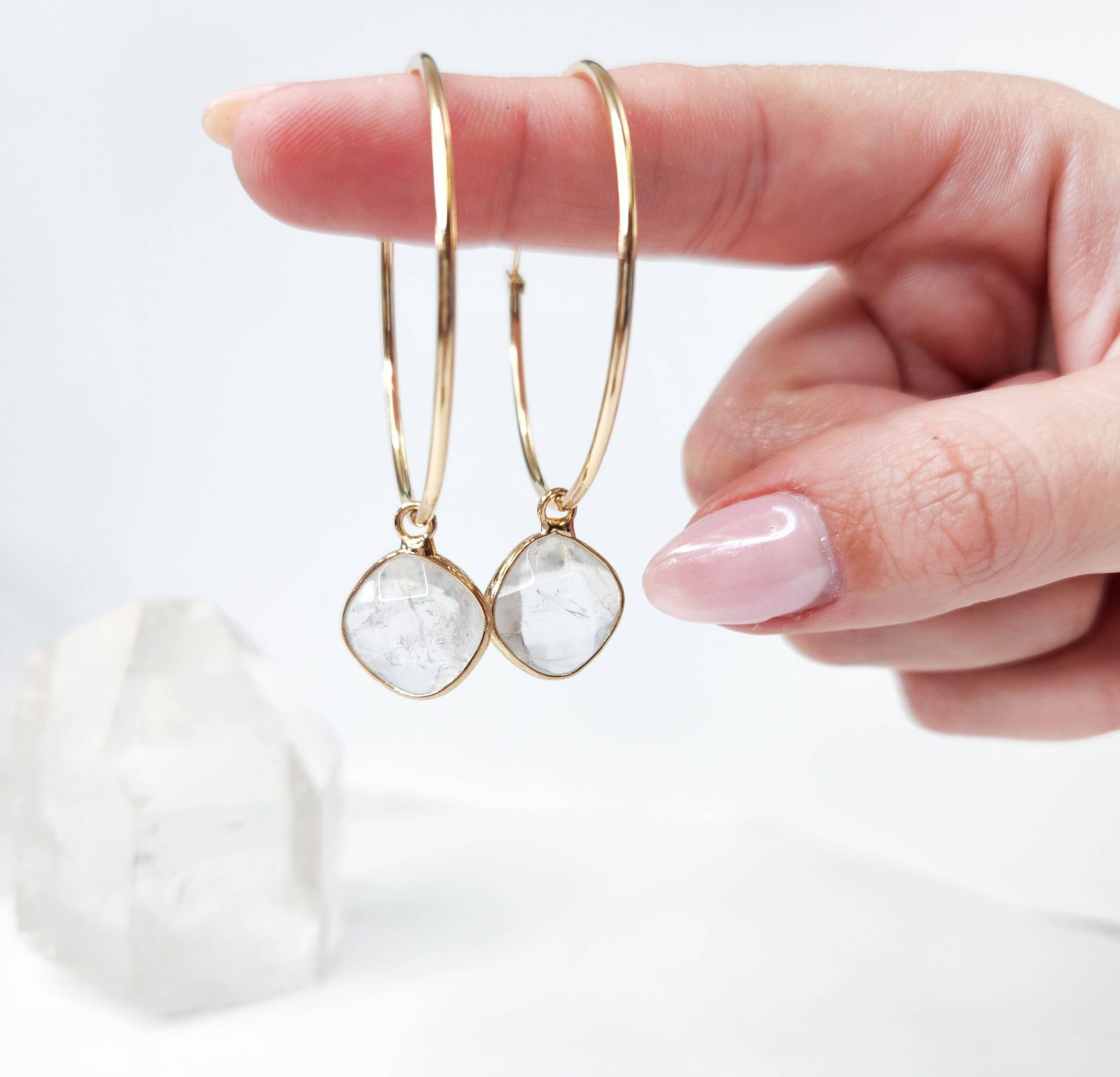 Edgy Petal Jewelry - Vente Boucles d'oreilles pendantes - Grandes créoles luxueuses en or avec pendentifs en quartz1