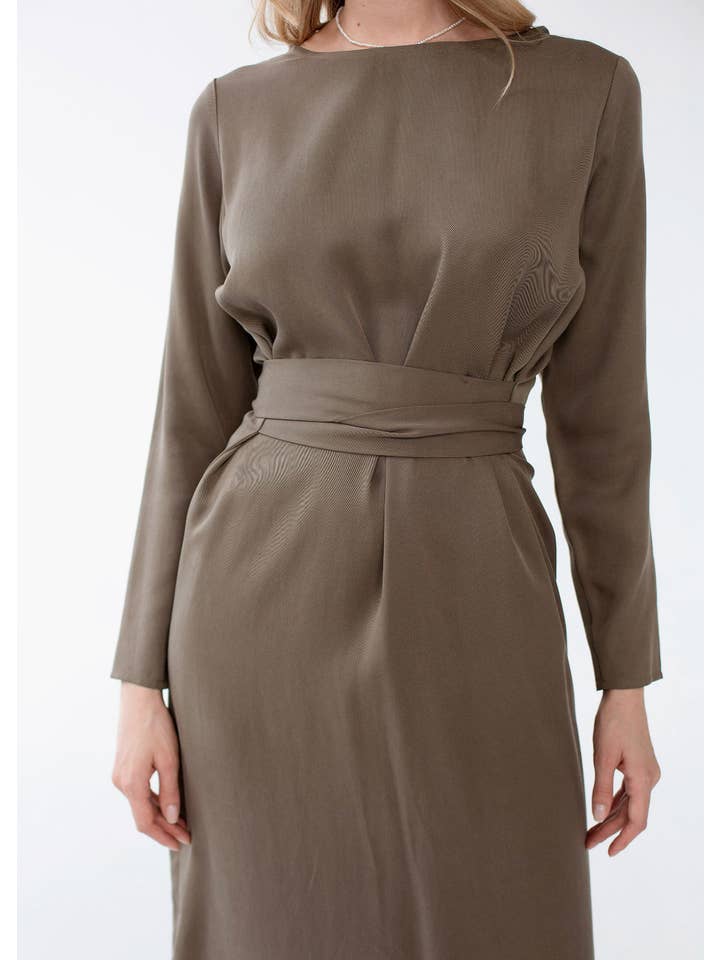 Nich Linen - Wholesale Jurk - Dames - Wikkeljurk van linnen met ceintuur in kaki groen, lange damesjurk5