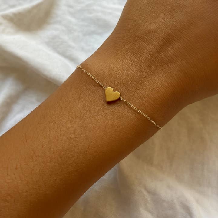 Goldfarbenes Armband aus Edelstahl mit Herzanhänger für den Großhandel von Clary Scott Paris