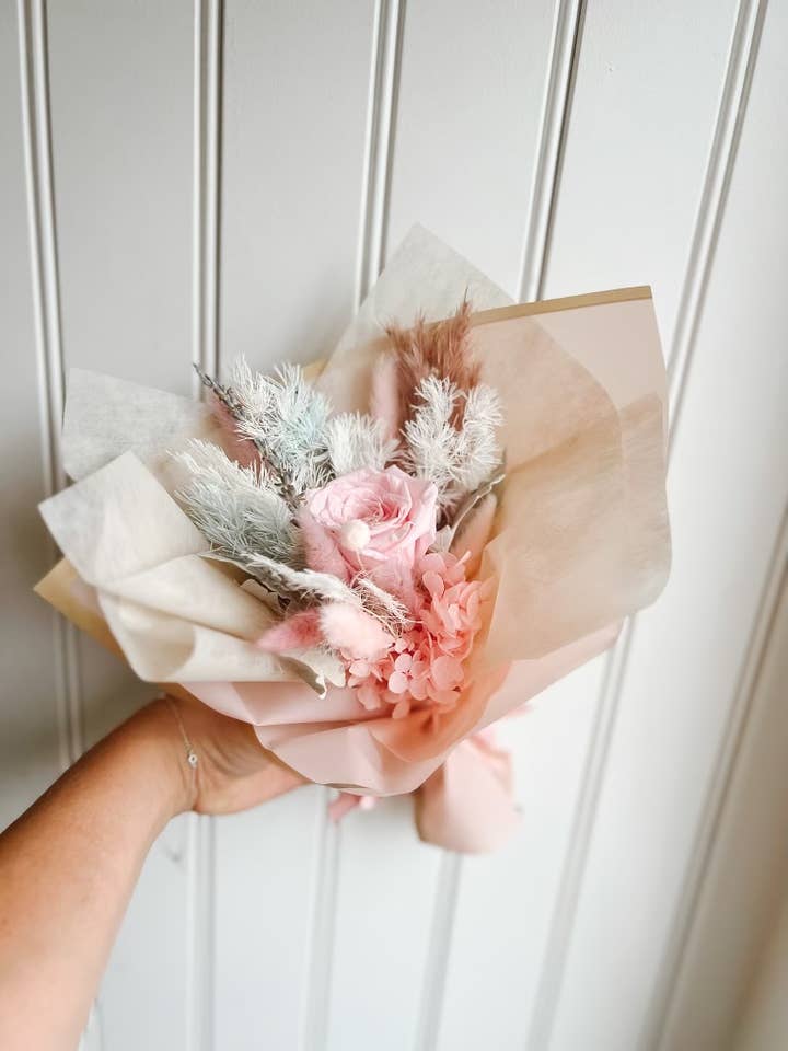 O Bouquet Posio por atacado de Hug Forever Florals and Luxury Candles