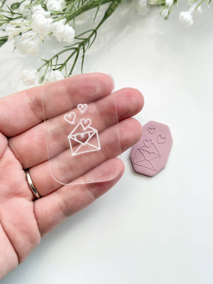 Piastrella con Texture Acrilica Lettera d'Amore | Timbro in Rilievo Acrilico per la vendita all'ingrosso da parte di Tera Clay