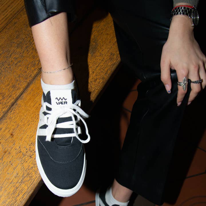 VAER – Großhandel Lifestyle-Sneaker – Damen – VAER Black Phoenix nachhaltiger Sneaker – Kreislaufwirtschaft & Upcycling8