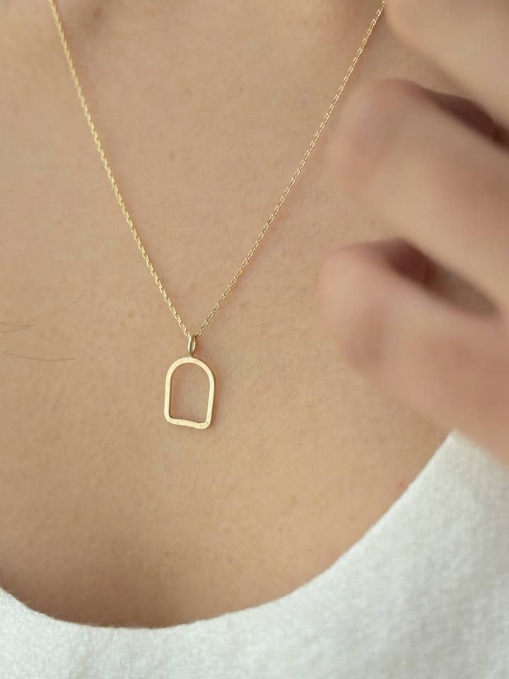 Collier à pendentif Arch Dainty en or 9 carats pour la vente par Wild Fawn Jewellery