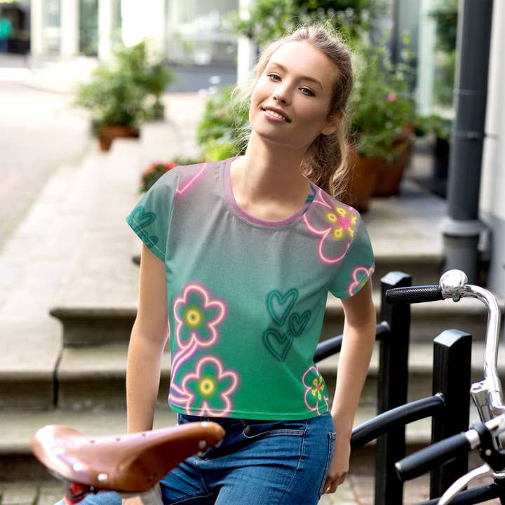 T-shirt court Sakura Spring en rose néon et vert pour la vente par Once Upon a Find Couture