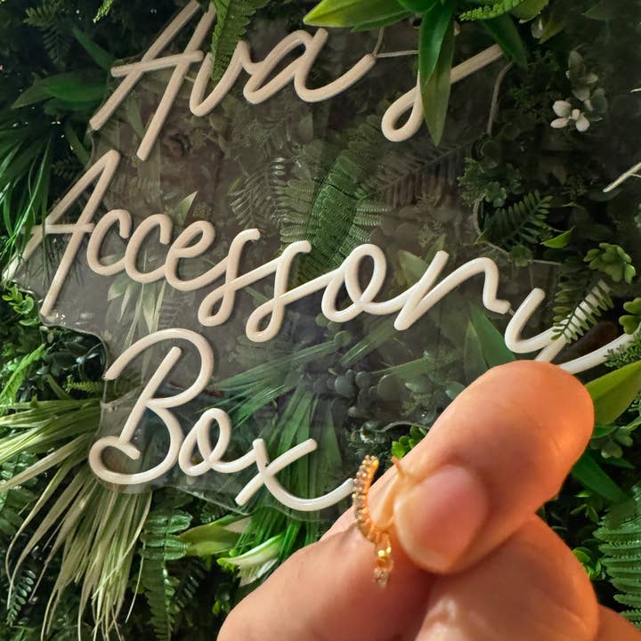 Falsk Næsering med Vedhæng – Ikke-Piercet Guld Næsering med 8 Sten Vedhængsperle Ingen Piercing Påkrævet Eksklusiv for engroshandel hos Ava’s Accessory Box