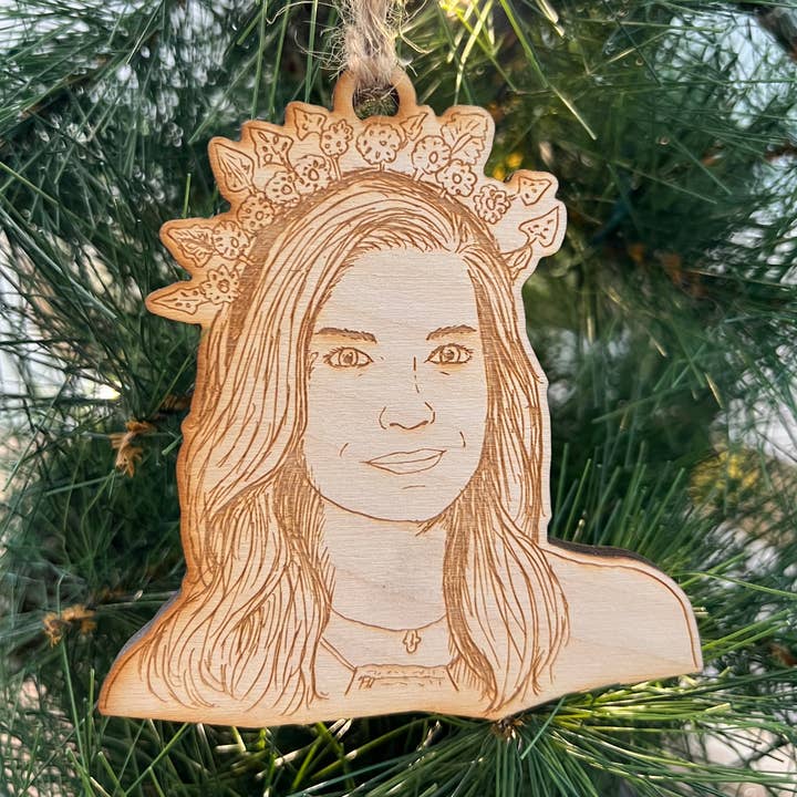 Decorazione natalizia in legno Alexis (Schitt's Creek) per la vendita all'ingrosso da parte di Tree YoSelf