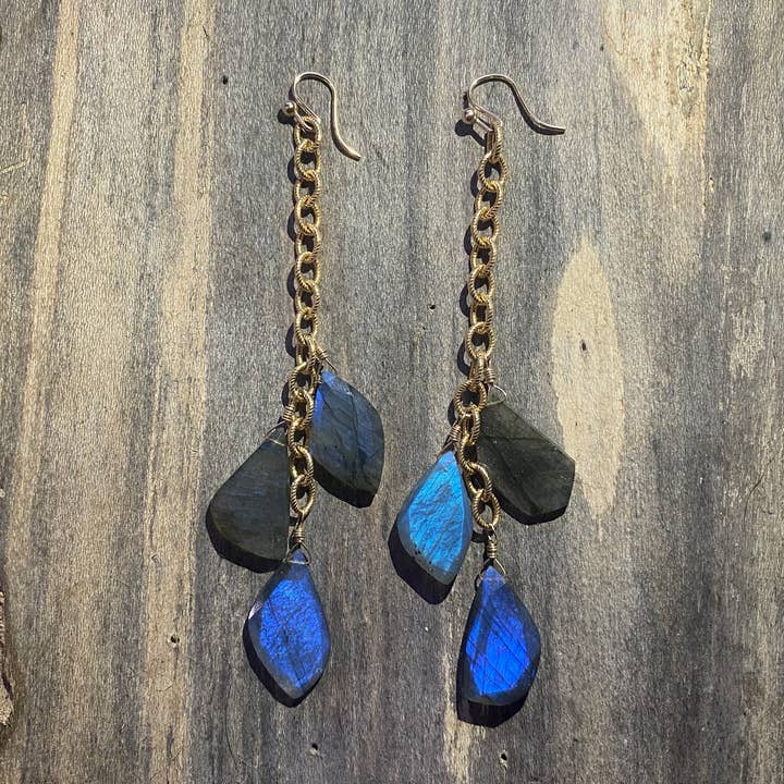 Boucles d'oreilles en forme de lamelles ovales torsadées en labradorite GF 14 carats pour la vente par Beshea Beshea