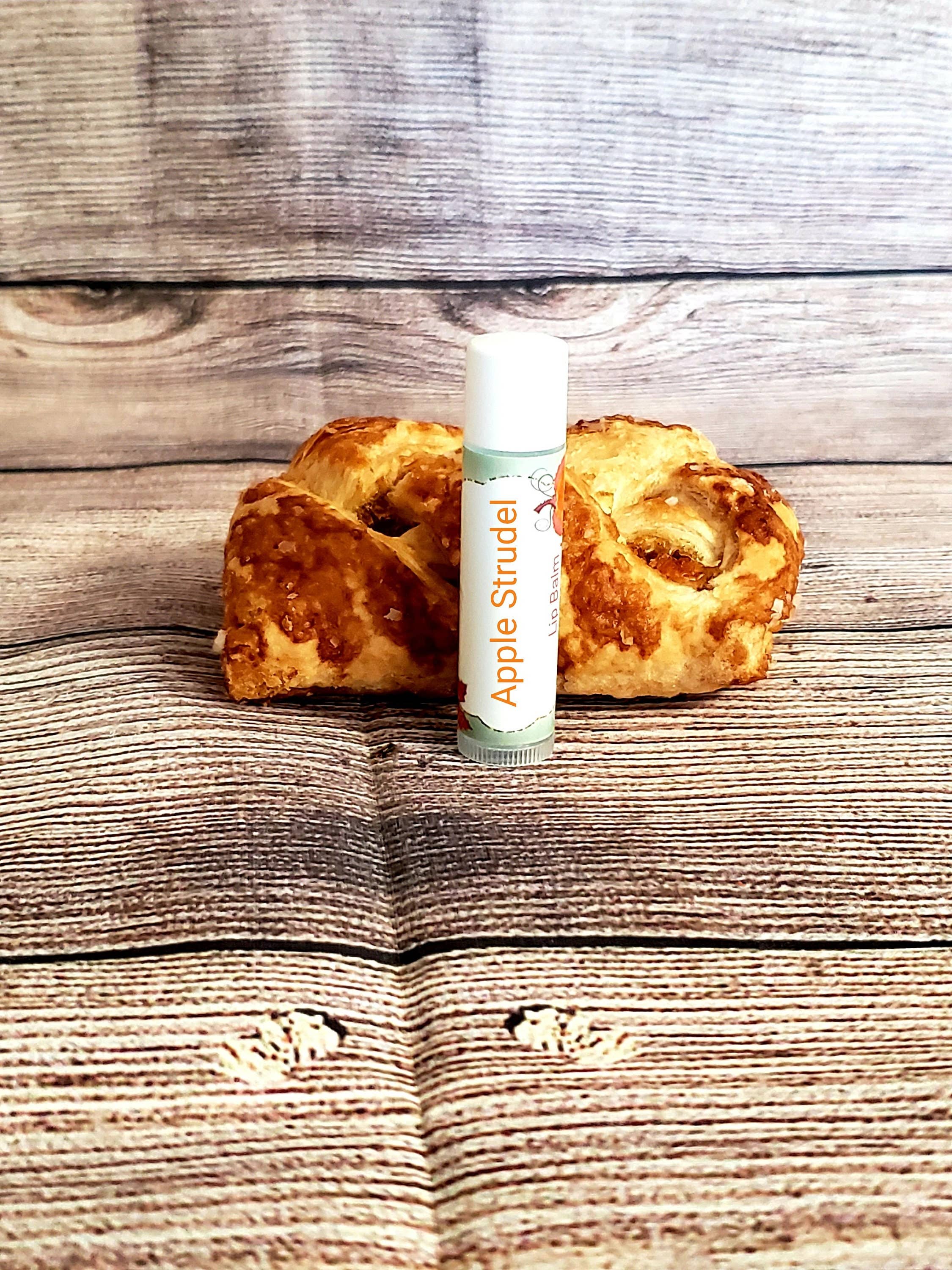 Butterfly Bliss - Venta al por mayor Bálsamos labiales - Bálsamo labial de strudel de manzana | Bálsamo labial de manzana | Bálsamo labial perfumado de panadería | Bálsamo de panadería | Bálsamo labial de manzana verde | Bálsamo labial Grandmas Bakery | Apple1