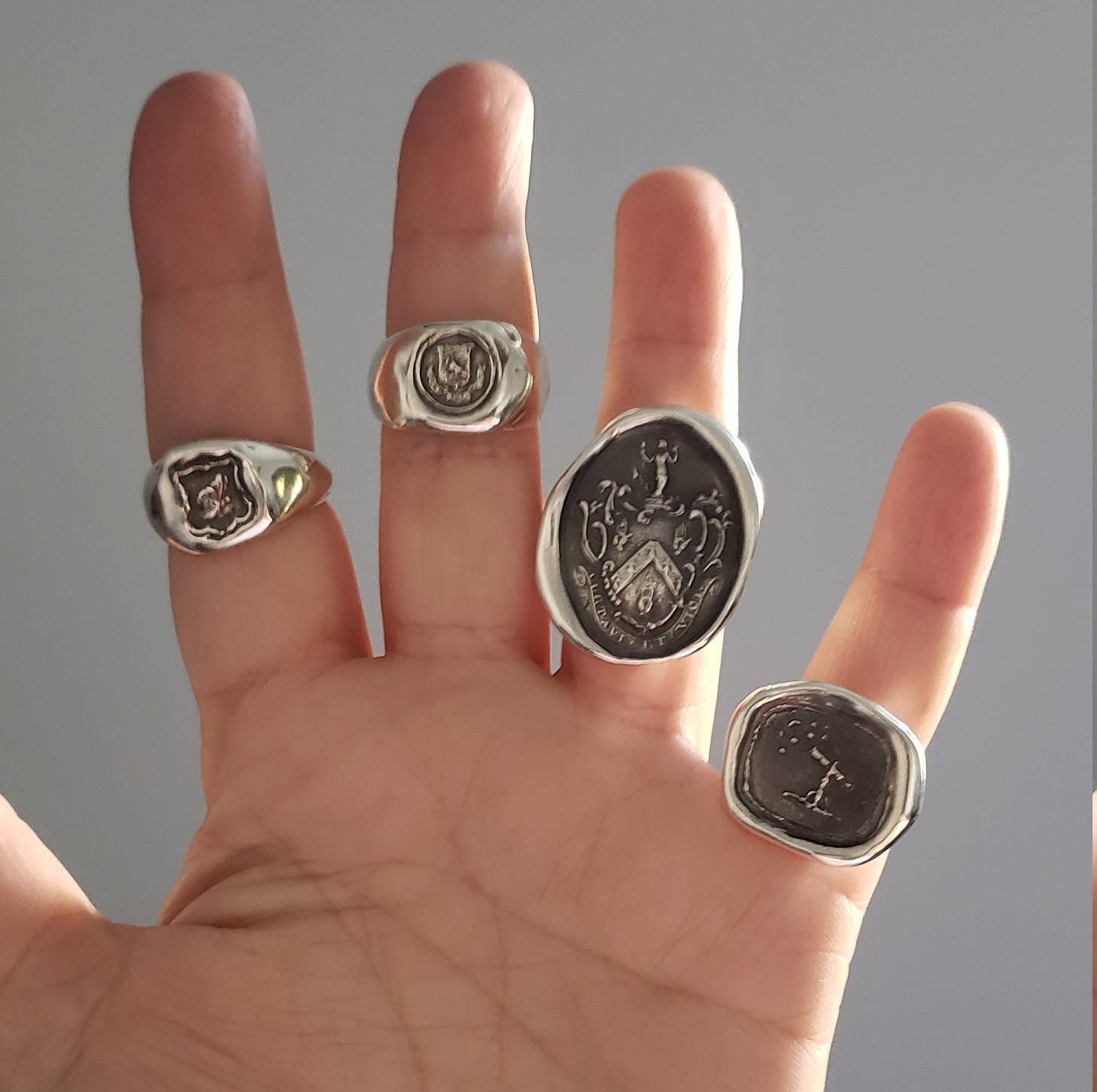 Plum and Posey - Venta al por mayor Anillos grandes/de cóctel - Anillo con escudo de sirenas - Lucha tus batallas5