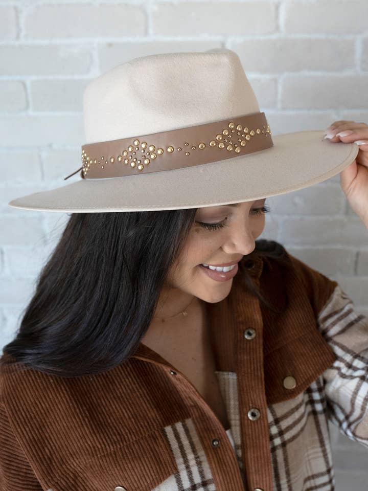 Fedora a tesa larga con bordo Glinda Grommet HAT2194 per la vendita all'ingrosso da parte di Jen & Co.