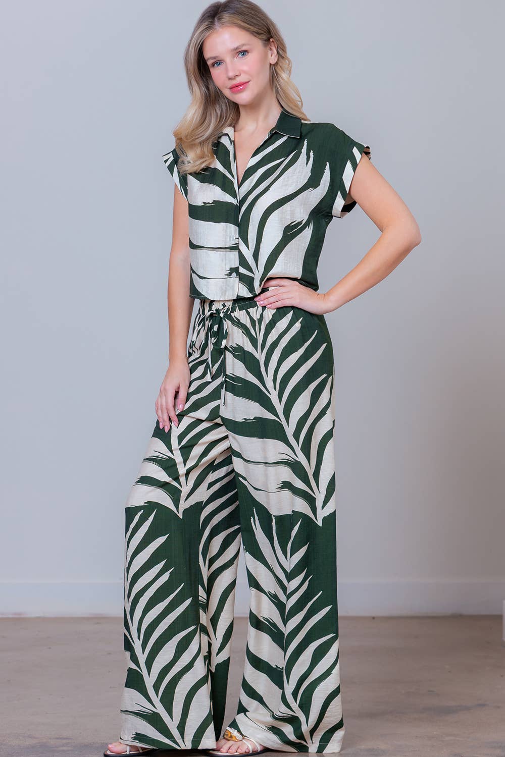 Verde Oliva ST82316-10-BP10165-10-IVY/OLIVE PALM CAMICIA A MANICHE CORTE IN RAYON in vendita all'ingrosso su Faire2