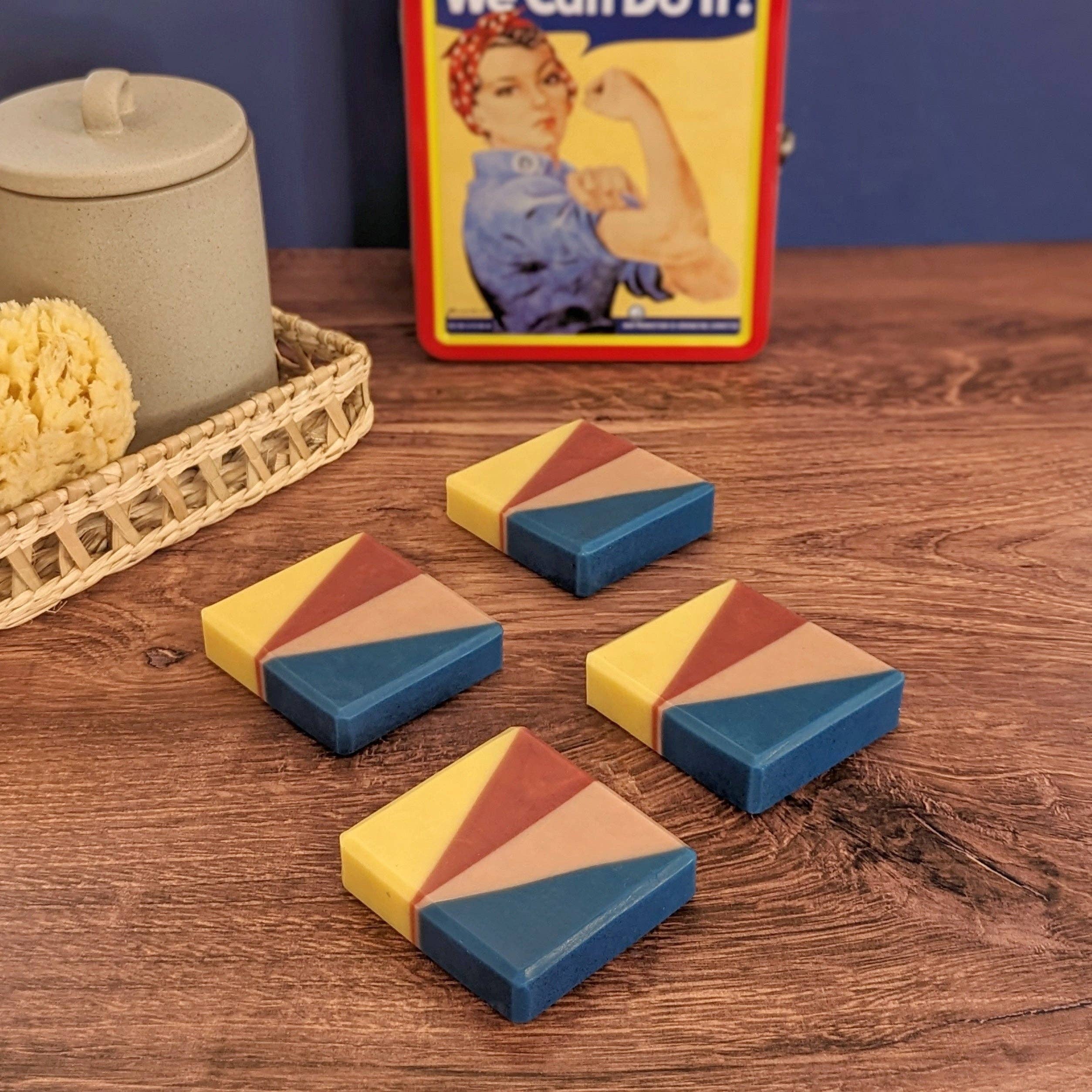 Mainland Vintage - Vente Pains de savon - Rosie - Savon jaune, rouge et bleu au miel3