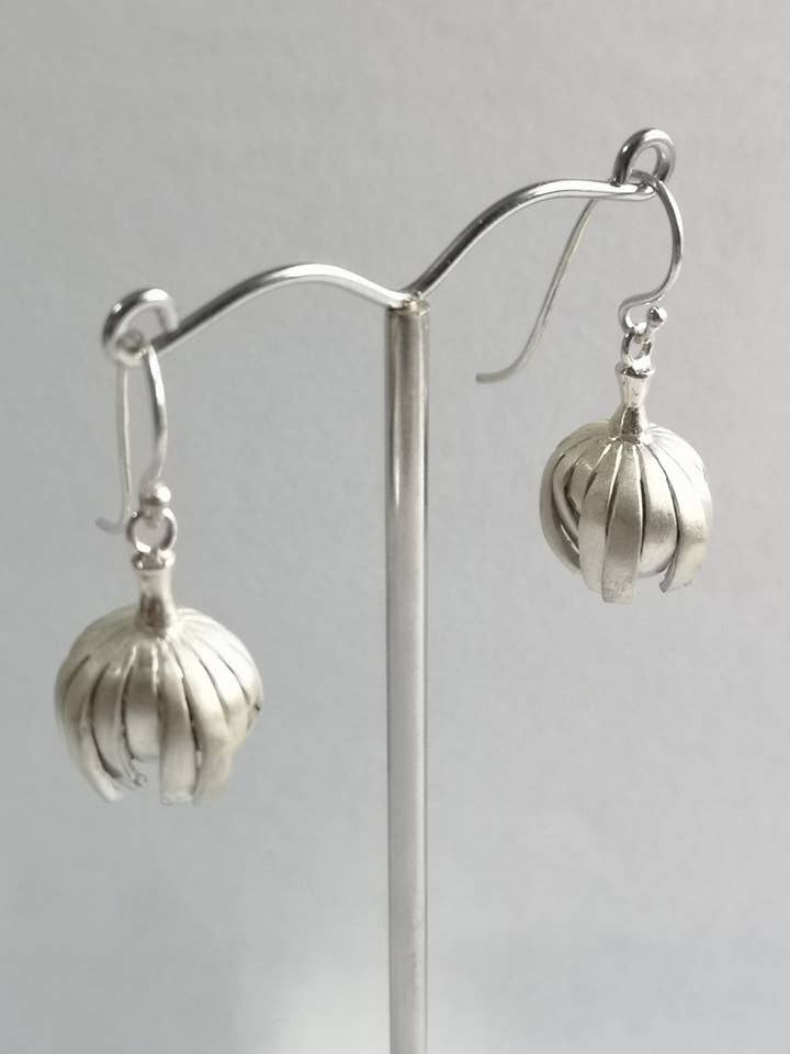 Gouttes architecturales argentées faites pour la vente par Andrew O'Dell Jewellery