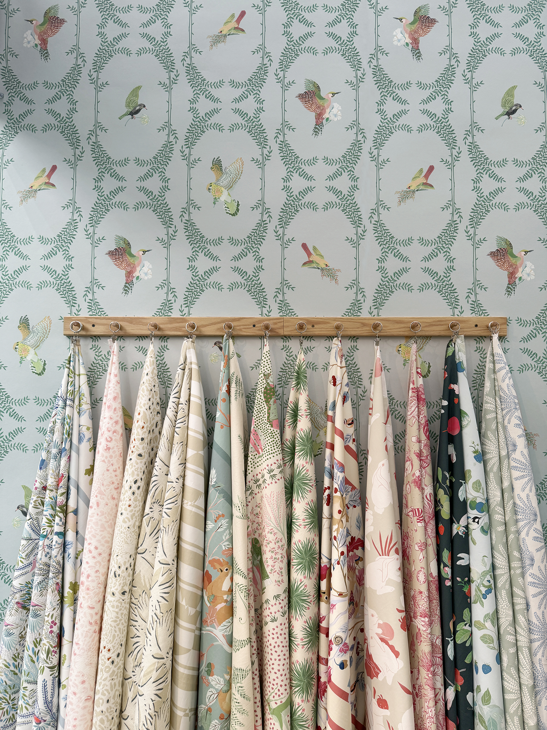 Little Cabari - Wholesale Wallpaper - ENVOLÉE wallpaper color Aubépine3