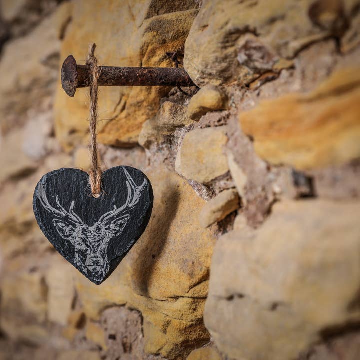 Decorazione in ardesia a forma di cuore con design cervo per la vendita all'ingrosso da parte di Selbrae House Ltd