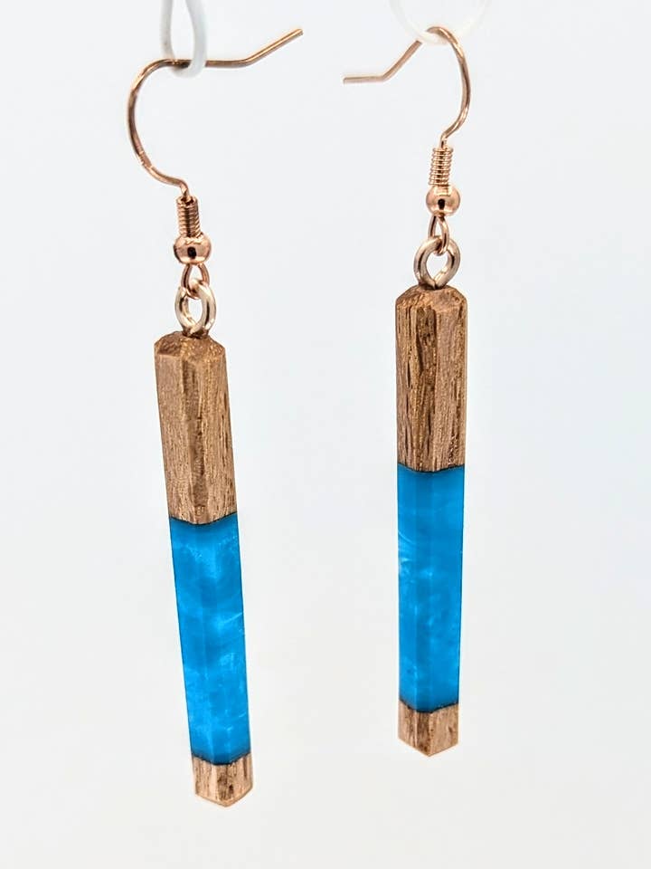 Boucles d'oreilles en bois et résine bleu saphir pour la vente par Wood & Resin Handmade