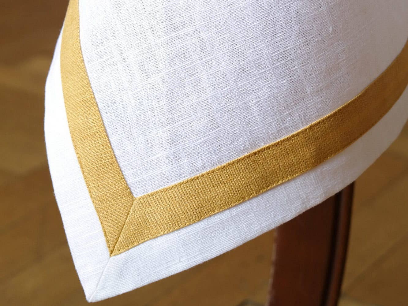 Liem Home – wholesale Duk – Skräddarsydd bordsduk med kant. Linneduk med kant.1