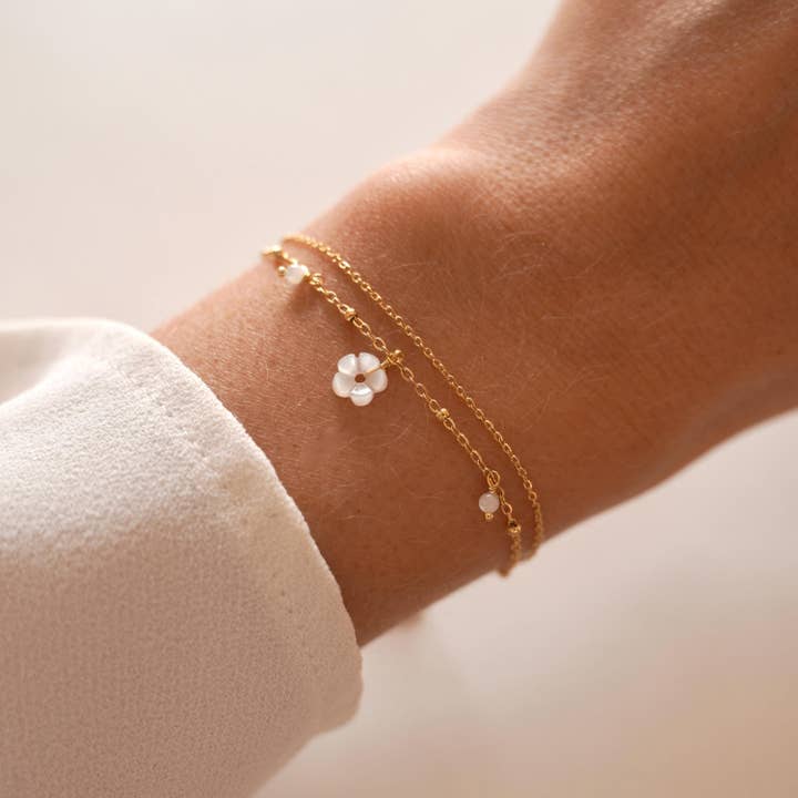 White mother-of-pearl flower & pearl bracelet for wholesale by Victoire Collection