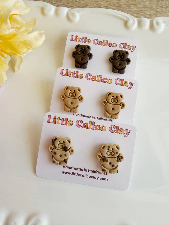 Pendientes de botón Teddy Cookie | Pendientes de arcilla polimérica para venta al por mayor de Little Calico Clay