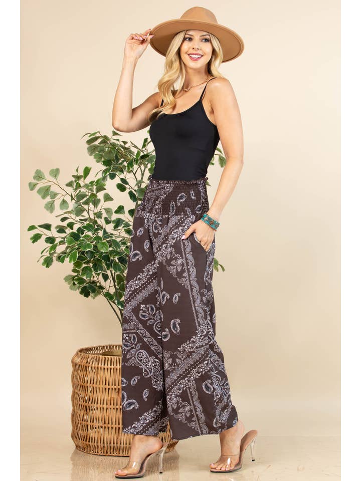 Brun AV1243-ELLEN BANDANA PRINT MED SMOCKET TALJE VÆVET BREDE BENBUKSER for engroshandel på Faire3