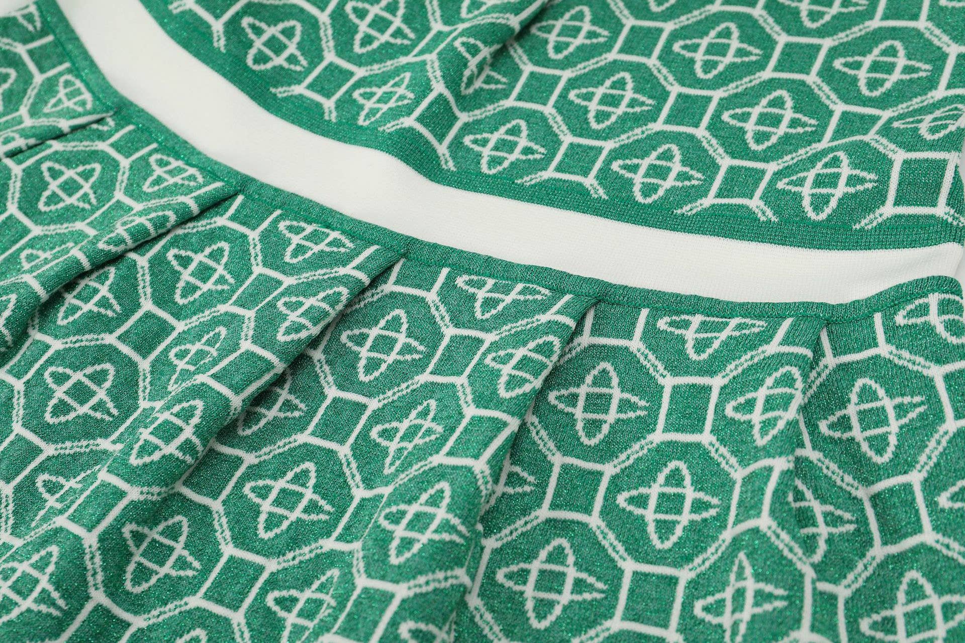 Verde Abito in Maglia 19Y con Bottoni di Perla e Finto Colletto Polo a V in vendita all'ingrosso su Faire10