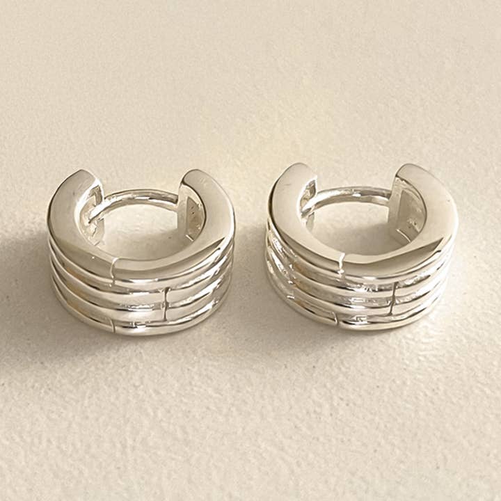 Små lagdelte huggie hoop øreringe i sterlingsølv for engroshandel hos Cult Mystique