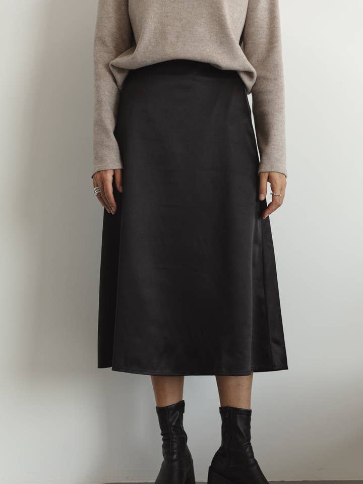 Sort silke nederdel i A-facon for engroshandel hos Azuri Fashion Group