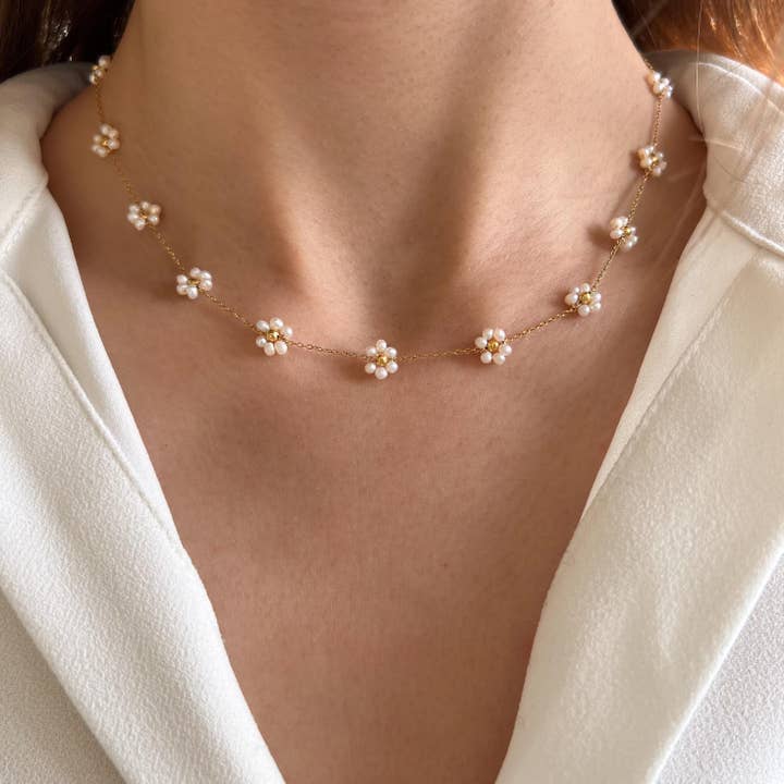 Colar de flores com pequenas pérolas brancas por atacado de Victoire Collection