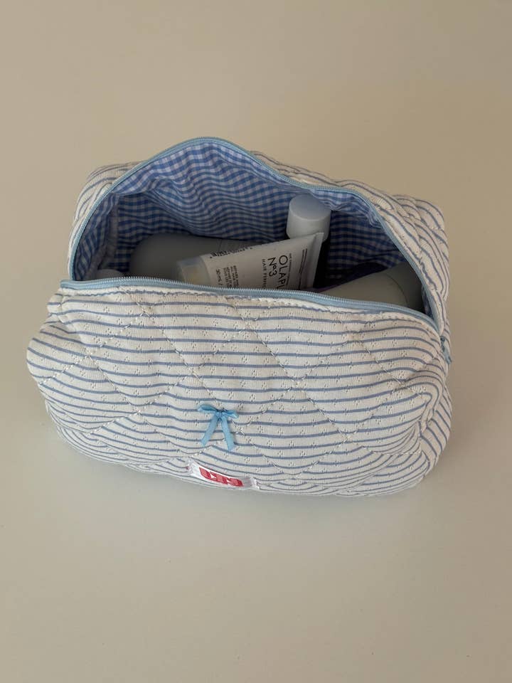 Striped blue makeup bag for wholesale by Lestrouvaillesdejen