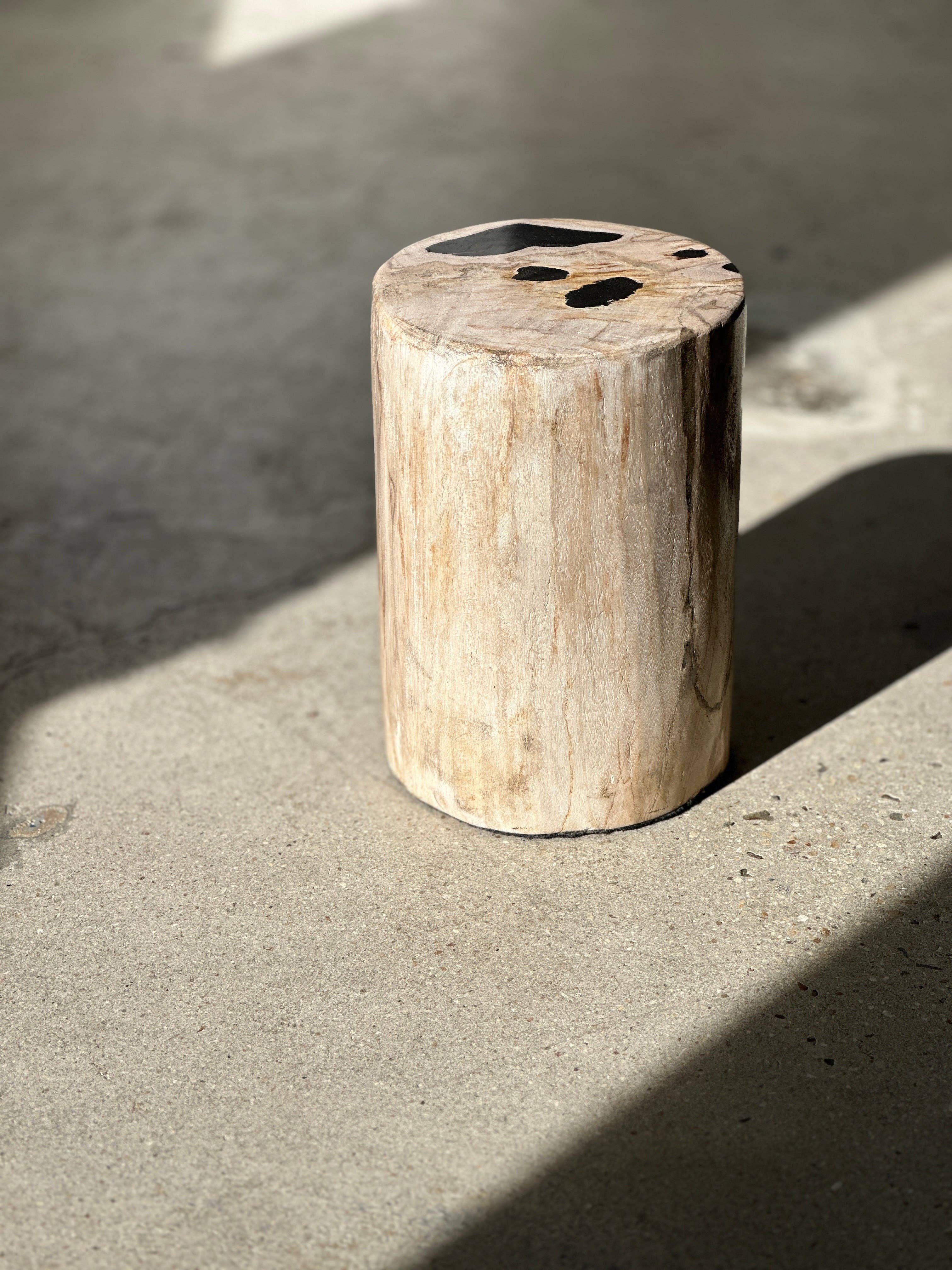 Office Objets - Wholesale Side Table - White petrified wood side table with black spots H:27.5 D:1844
