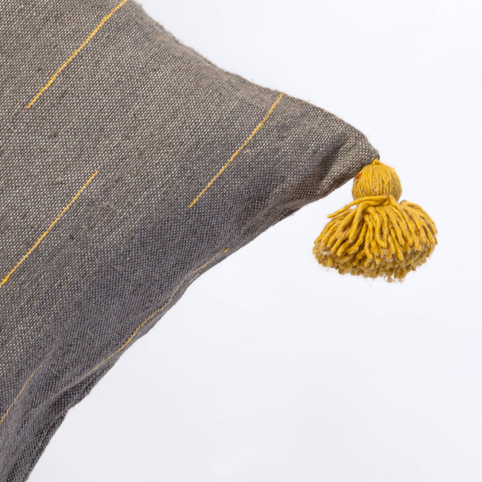 woolsouk ( We handle U.S. import procedures for you ) – wholesale Dekorativ kudde – Marockansk kudde-handgjord kudde-kasta kudde-grå ochsenap4