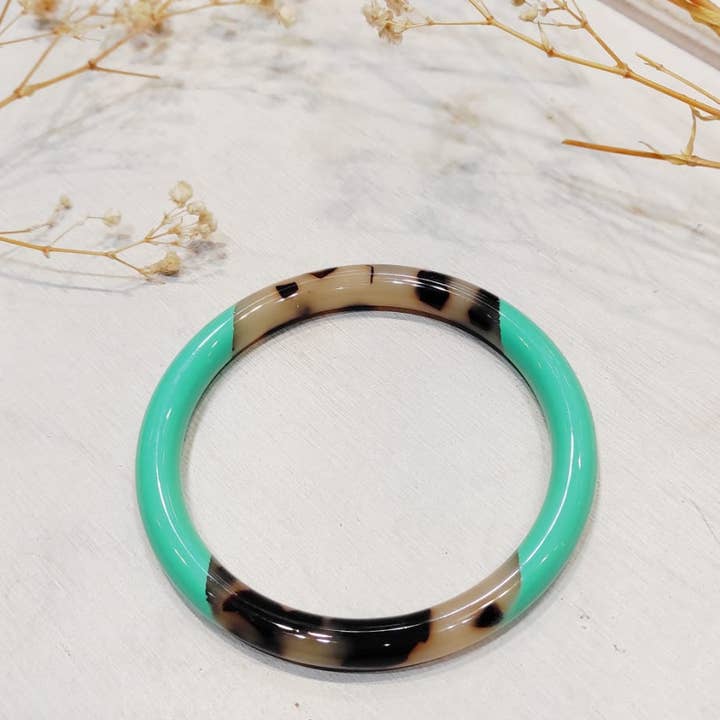 LOLO & YAYA – wholesale Manschettarmband – Tjock stel armring, 8 mm, leopard i harts12