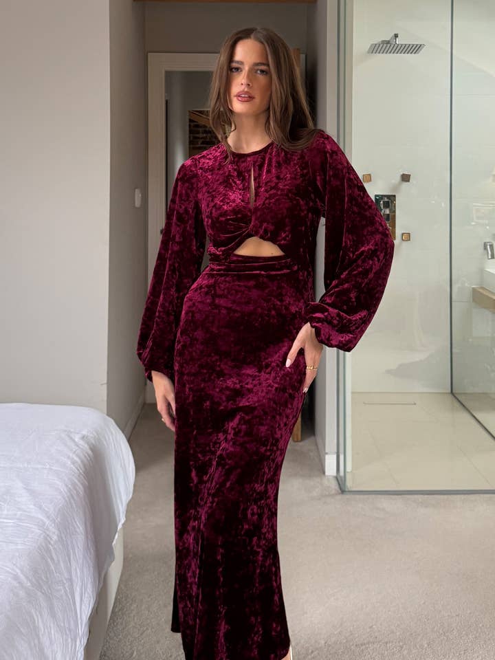 Robe Maxi Découpée Clara en Velours Bordeaux pour la vente par Girl In Mind