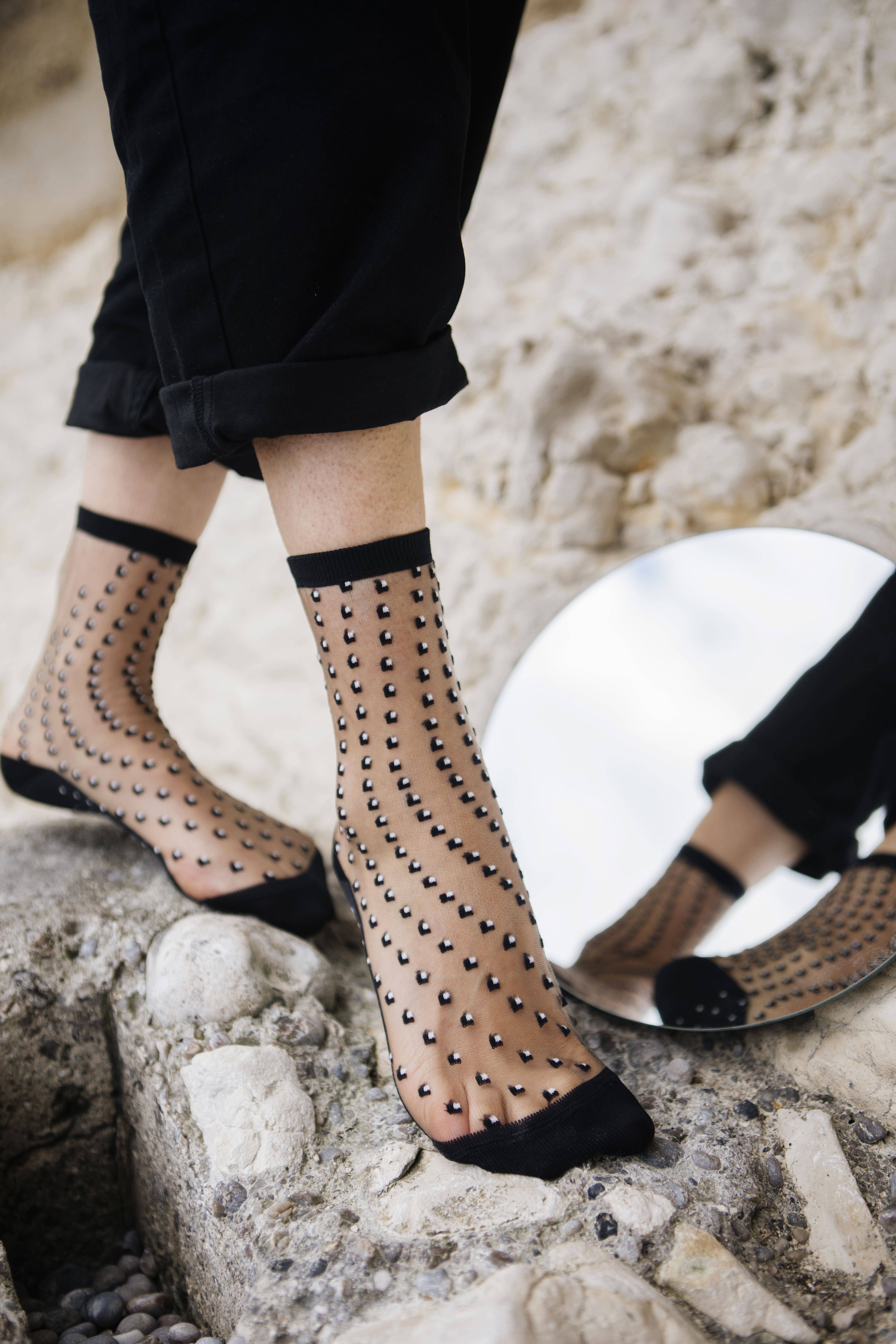 Atelier St Eustache - Vente Chaussettes – femme - Crescent Dunes Black • Chaussettes transparentes pois femme