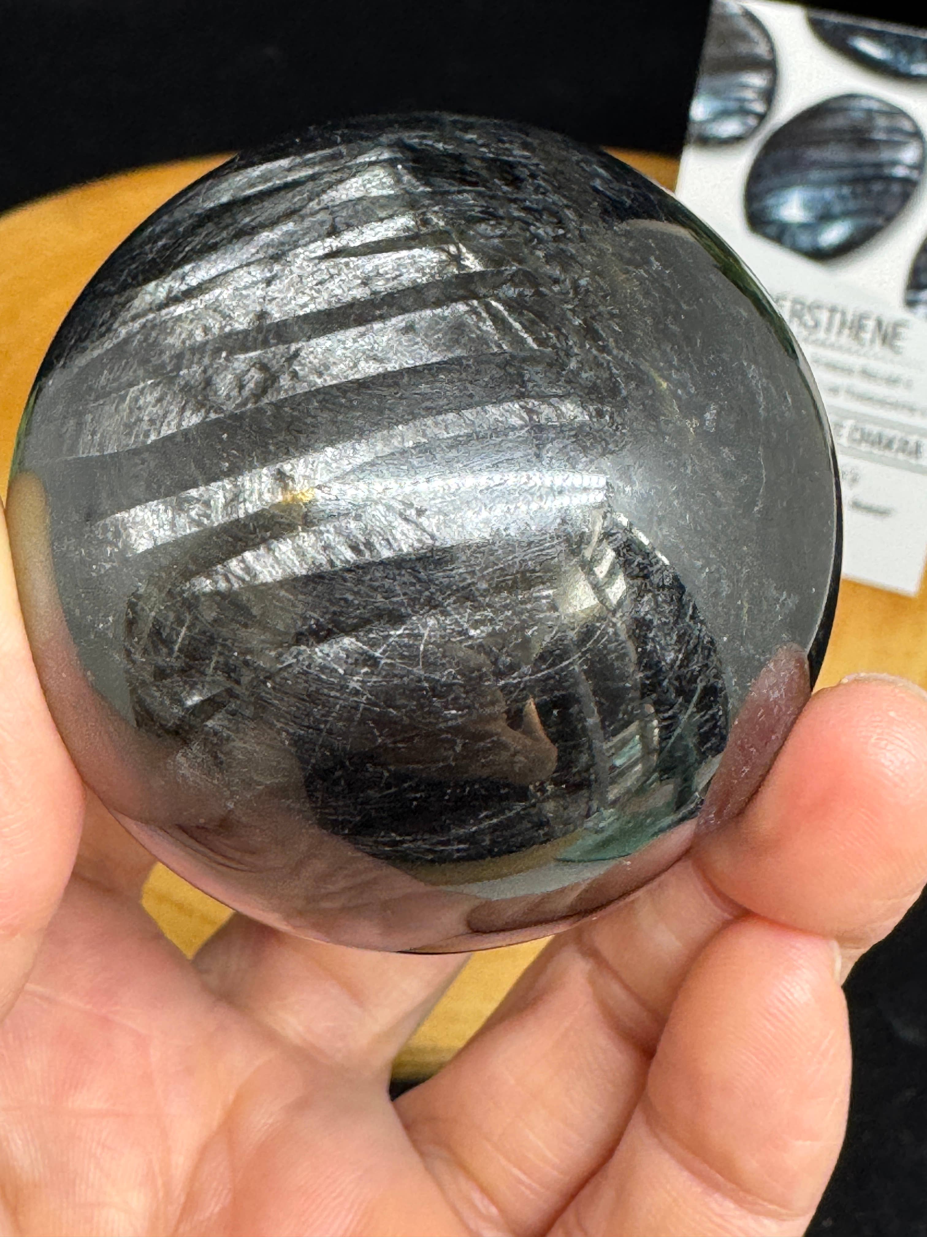 The 7 Directions – wholesale Andlig sten/kristall – Sällsynt Hypersthen-sfär – 54 mm / 2,1" G3901