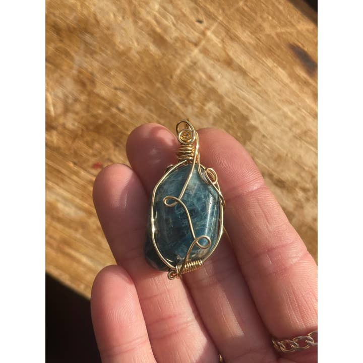 Tumbledshop - Vente Colliers à pendentif - Collier en pierre d'apatite bleue avec pendentif en cristal, Worry Stone4