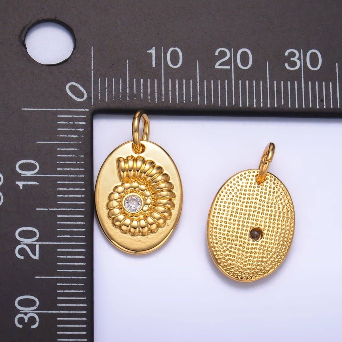 Aim Eternal - Vente Breloques/médailles personnalisées - Pendentif Coquillage Ovale en Plaqué Or 24K avec Zircon Cubique | W3201