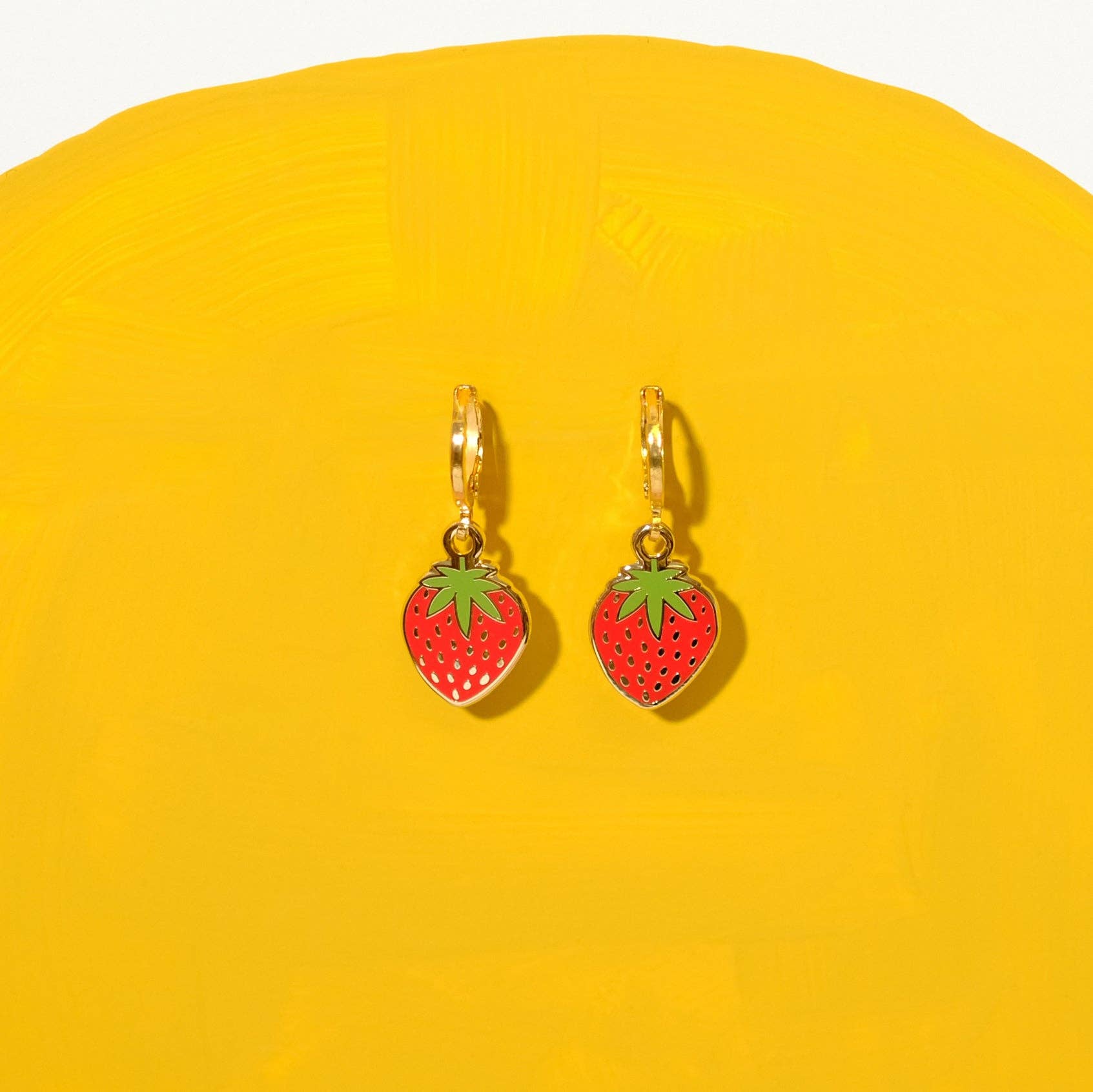 Sleepy Mountain – Engroshandel Huggie-øreringe – Jordbær Huggie Hoops1