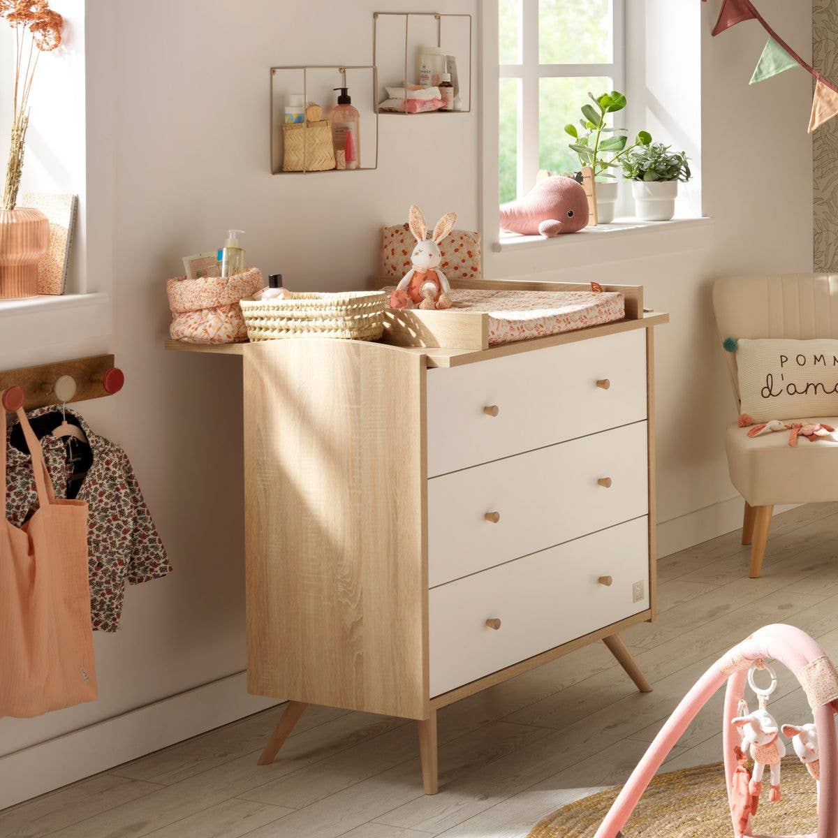 Sauthon – Engroshandel Skab – Sauthon kommode med 3 skuffer i hvidt træ og golden oak3