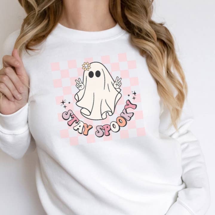 Précommandez le sweat-shirt d'Halloween Stay Spooky. pour la vente par The Intentional Shop