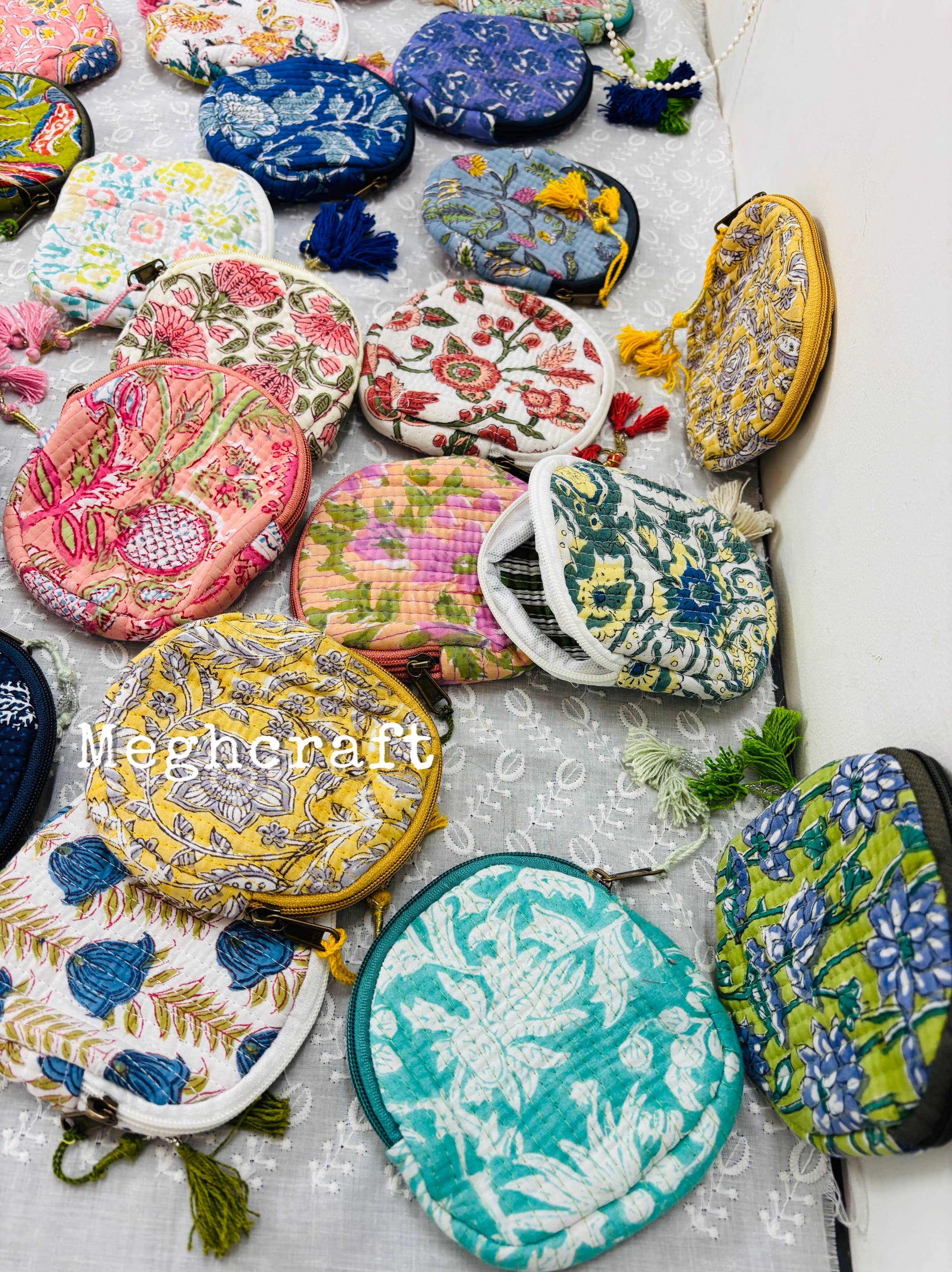Meghcraft - Vendita all'ingrosso Portamonete - Donna - Portamonete trapuntato in cotone con stampa assortita | Borsetta rotonda piccola con nappine | Sacchetti regalo1