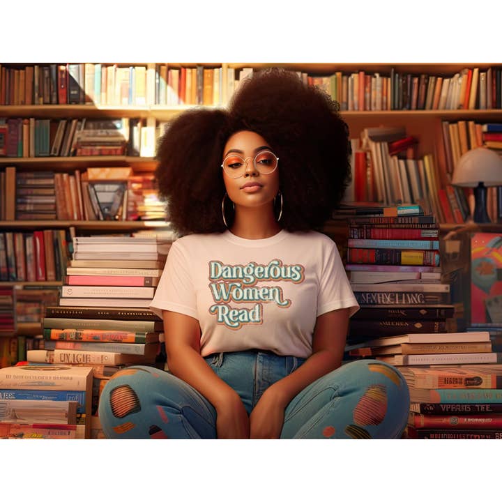 „Farlige kvinder læser“ Distressed Retro T-shirt for engroshandel hos The Obstinate Octopus