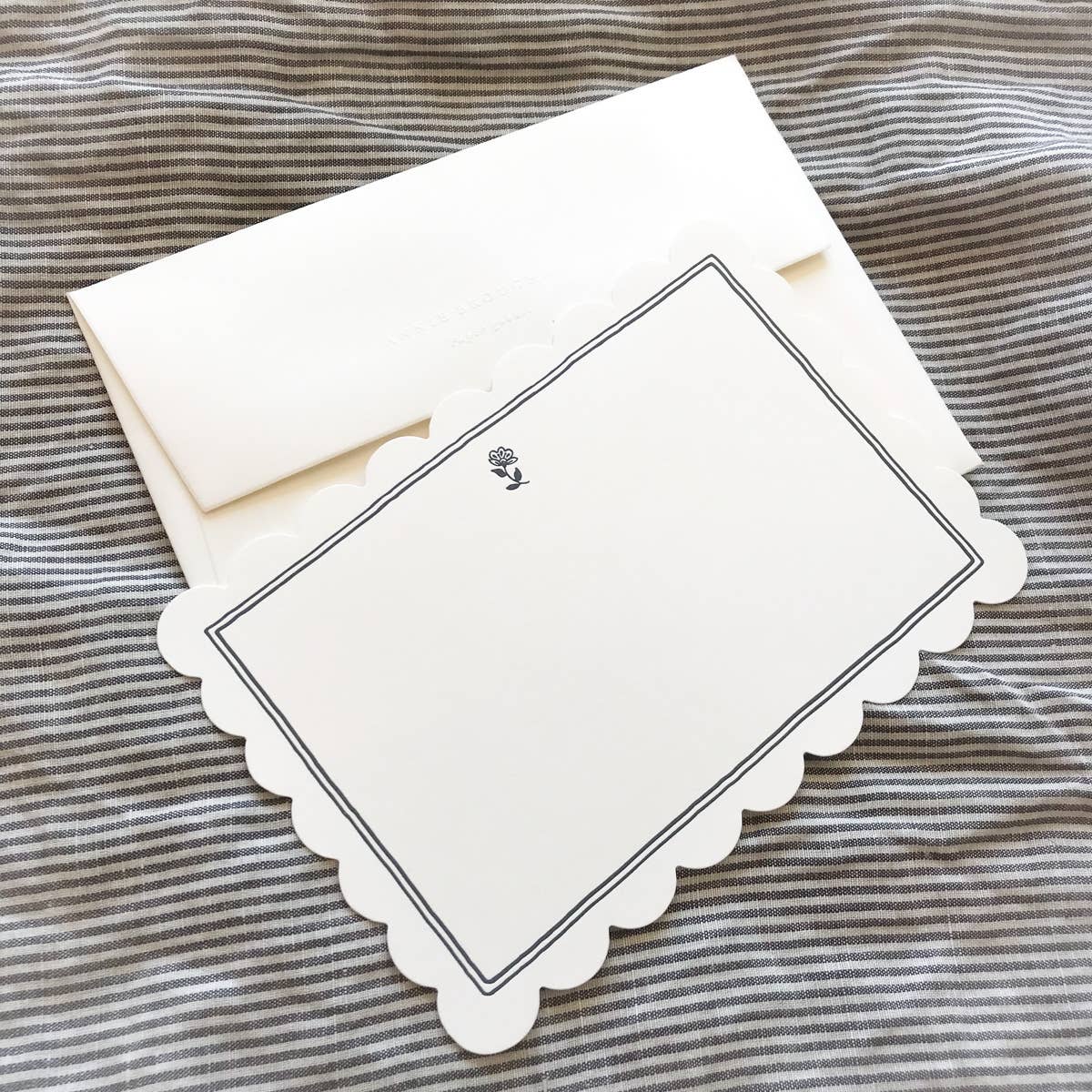 Annie Brougham Paper Goods. - Vendita all'ingrosso Biglietti di auguri generici - Nota piatta tipografica, bordo blu6