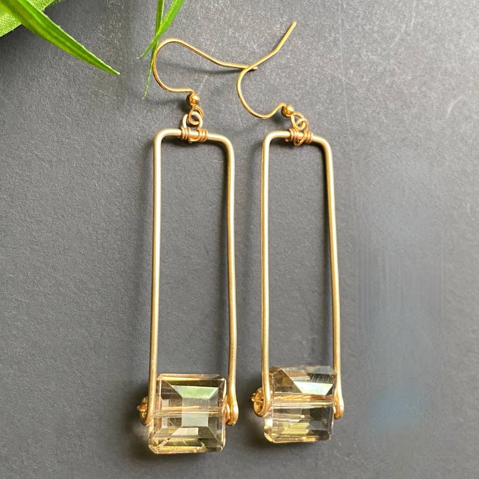 Marble Designs Jewelry - Vente Boucles d'oreilles pendantes - Boucles d'oreilles en cristal avec pendentifs rectangulaires dorés1