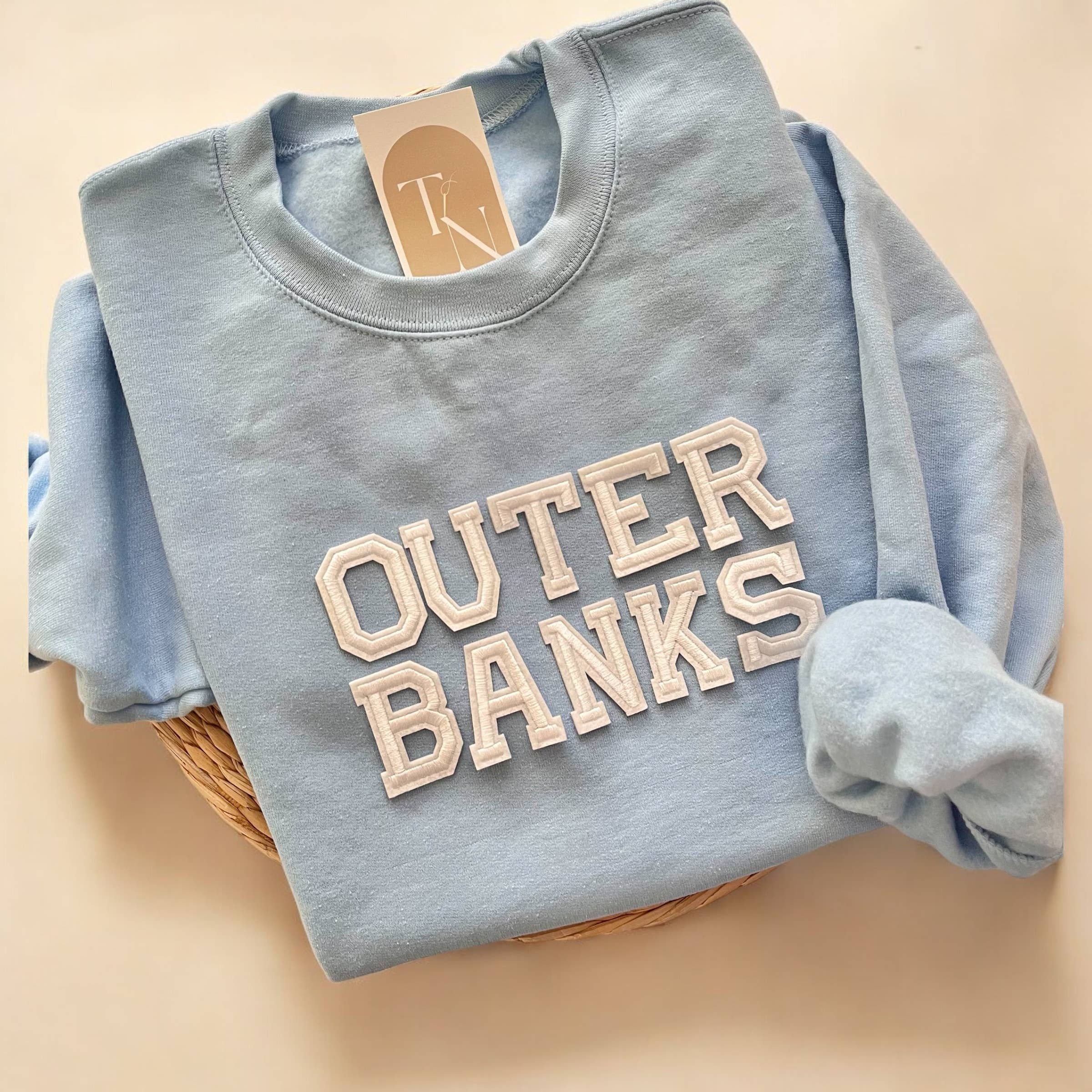 Threads And Needles, INC. – wholesale Sweatshirt med tryck - Dam – Outer Banks NC Crewneck tröja, sommartröja4