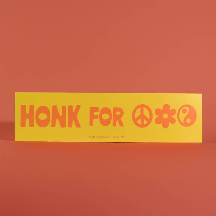 Klaxonnez pour la paix, l'amour et l'équilibre Autocollant de pare-chocs pour la vente par Half Pint Studio