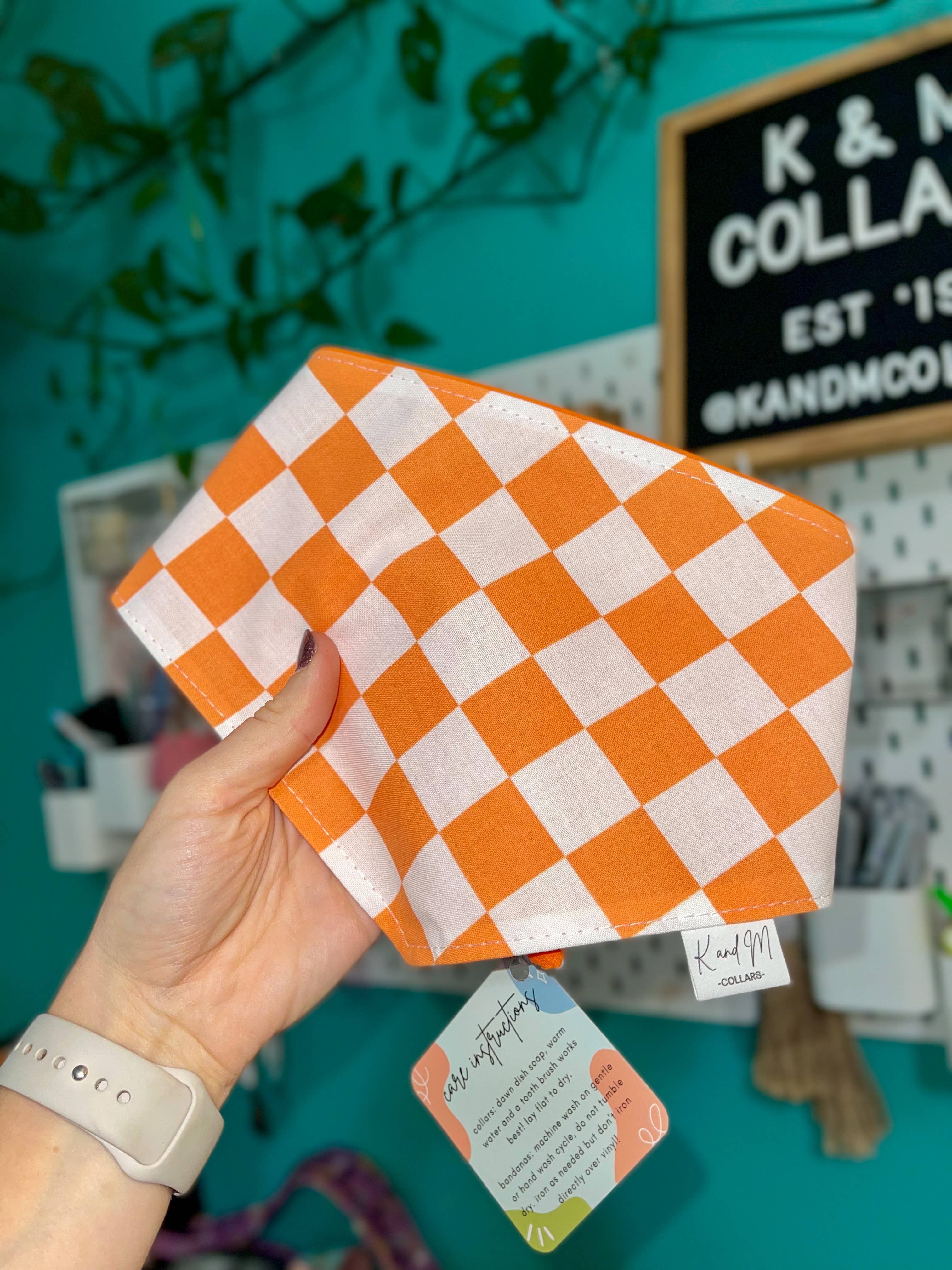 K and M Collars - Vente Bandana – chien - Bandana à carreaux orange et blanc pour chien, GBO, Tennessee