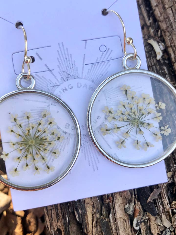 Orecchini con fiori di Ammi, orecchini con fiori in resina per la vendita all'ingrosso da parte di Rising Dawn Boutique
